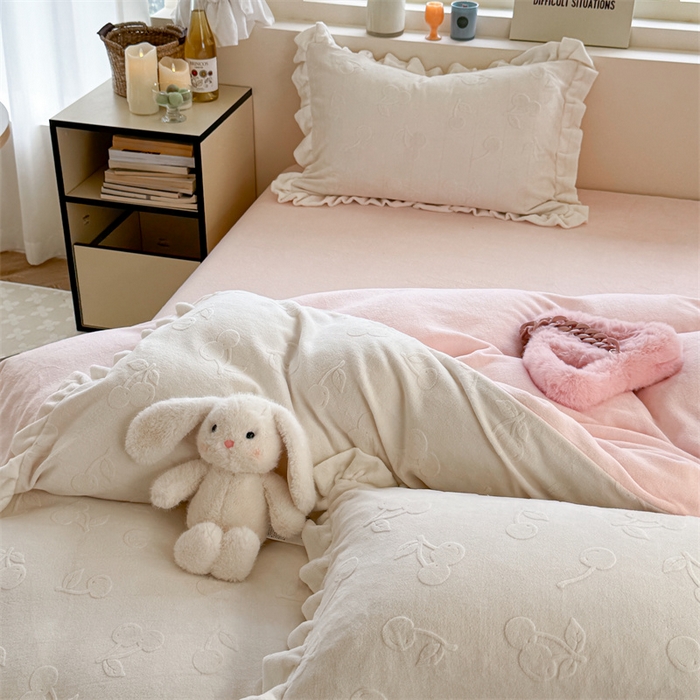 91家纺网 家纺一手货源 找家纺 （总）潘朵拉家纺 2025高克重雕花绒樱桃琥珀系列牛奶绒四件套