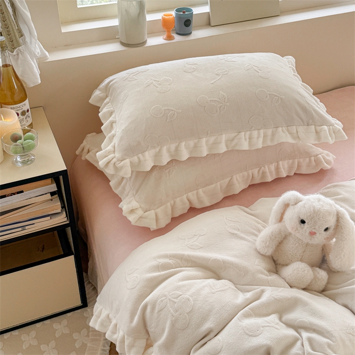 91家纺网 家纺一手货源 找家纺 （总）潘朵拉家纺 2025高克重雕花绒樱桃琥珀系列牛奶绒四件套