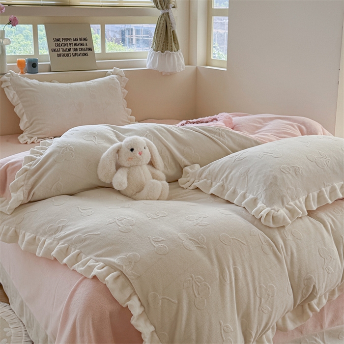 91家纺网 家纺一手货源 找家纺 （总）潘朵拉家纺 2025高克重雕花绒樱桃琥珀系列牛奶绒四件套