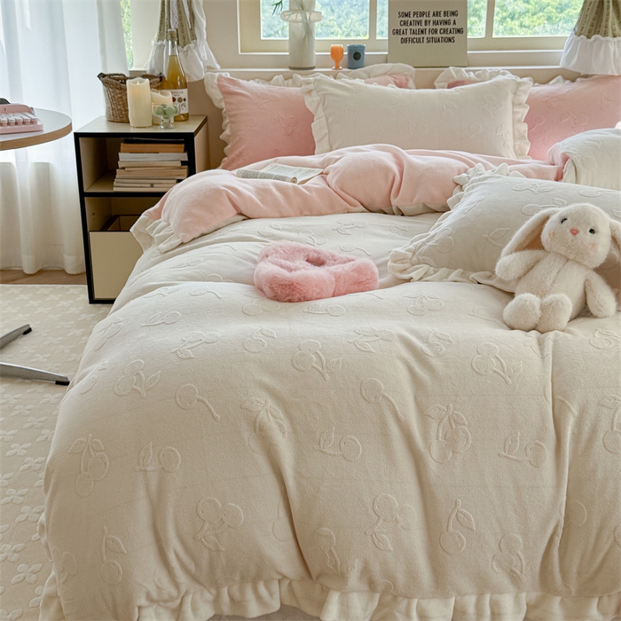 91家纺网 家纺一手货源 找家纺 潘朵拉家纺 2025高克重雕花绒樱桃琥珀系列牛奶绒四件套 樱桃琥珀白