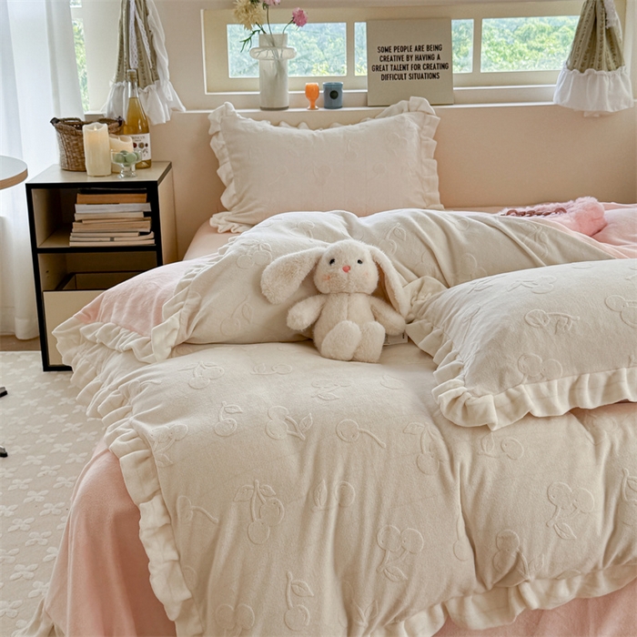 91家纺网 家纺一手货源 找家纺 潘朵拉家纺 2025高克重雕花绒樱桃琥珀系列牛奶绒四件套 樱桃琥珀白