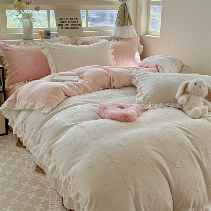 91家纺网 家纺一手货源 找家纺 潘朵拉家纺 2025高克重雕花绒樱桃琥珀系列牛奶绒四件套 樱桃琥珀白