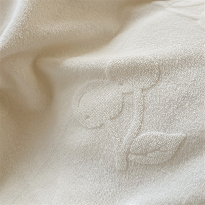 91家纺网 家纺一手货源 找家纺 潘朵拉家纺 2025高克重雕花绒樱桃琥珀系列牛奶绒四件套 樱桃琥珀白