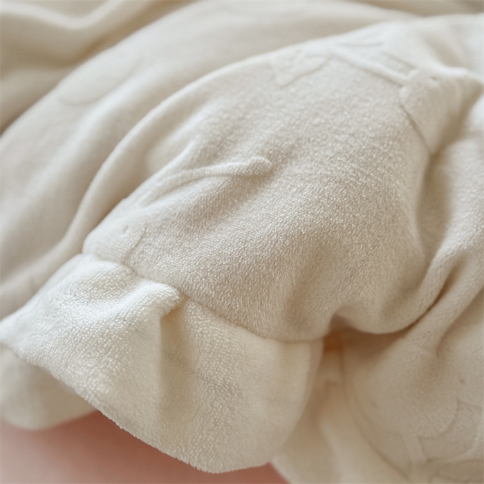 91家纺网 家纺一手货源 找家纺 潘朵拉家纺 2025高克重雕花绒樱桃琥珀系列牛奶绒四件套 樱桃琥珀白