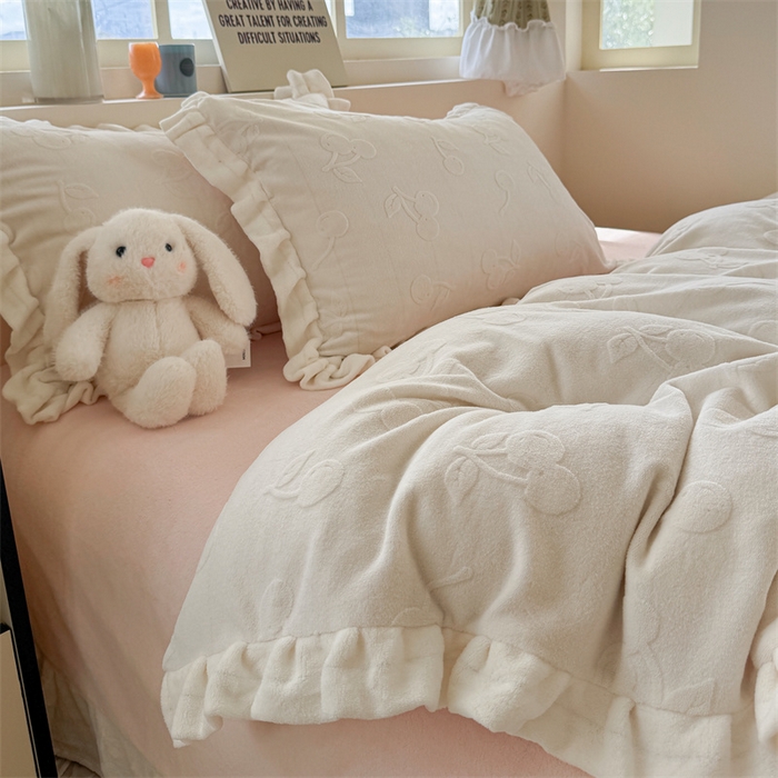 91家纺网 家纺一手货源 找家纺 潘朵拉家纺 2025高克重雕花绒樱桃琥珀系列牛奶绒四件套 樱桃琥珀白