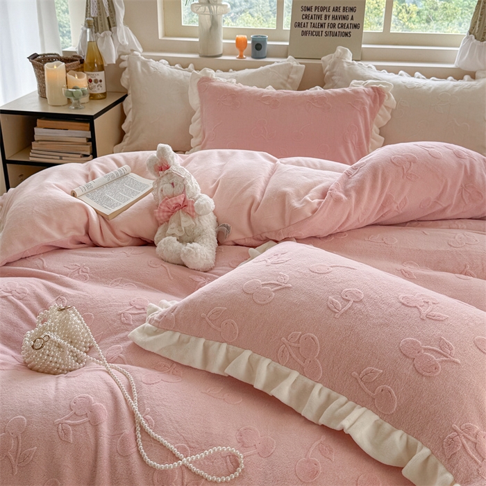 91家纺网 家纺一手货源 找家纺 潘朵拉家纺 2025高克重雕花绒樱桃琥珀系列牛奶绒四件套 樱桃琥珀粉