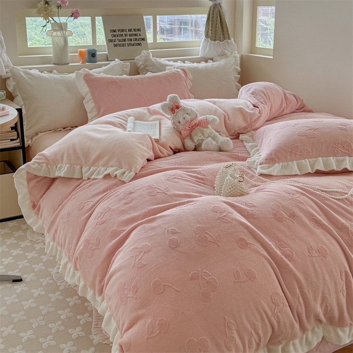 91家纺网 家纺一手货源 找家纺 潘朵拉家纺 2025高克重雕花绒樱桃琥珀系列牛奶绒四件套 樱桃琥珀粉