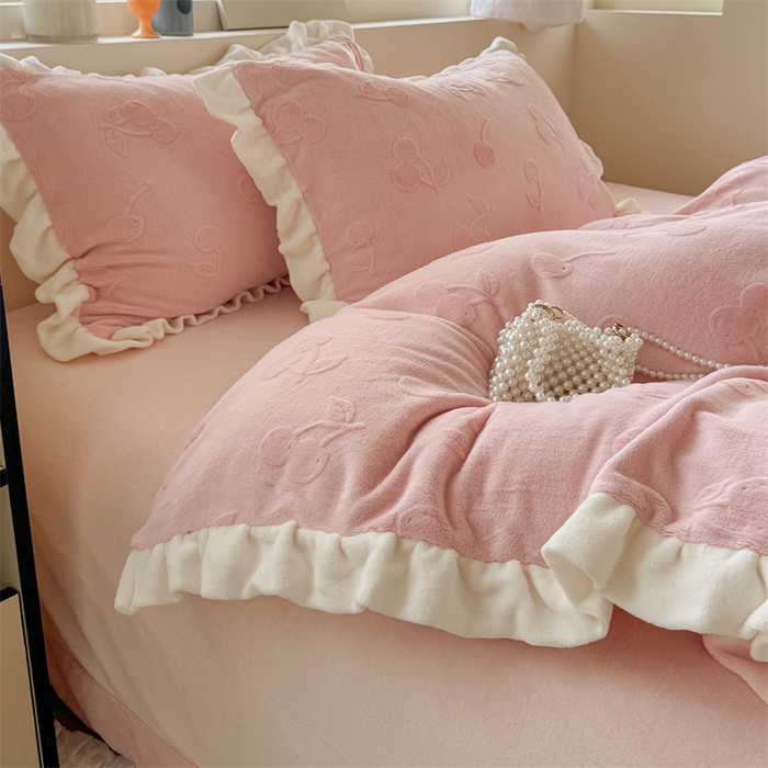 91家纺网 家纺一手货源 找家纺 潘朵拉家纺 2025高克重雕花绒樱桃琥珀系列牛奶绒四件套 樱桃琥珀粉