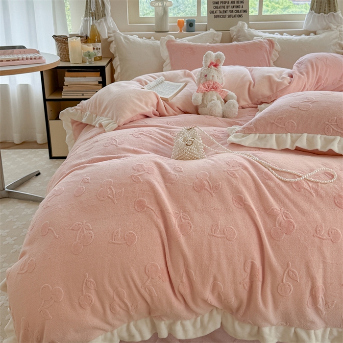 91家纺网 家纺一手货源 找家纺 潘朵拉家纺 2025高克重雕花绒樱桃琥珀系列牛奶绒四件套 樱桃琥珀粉