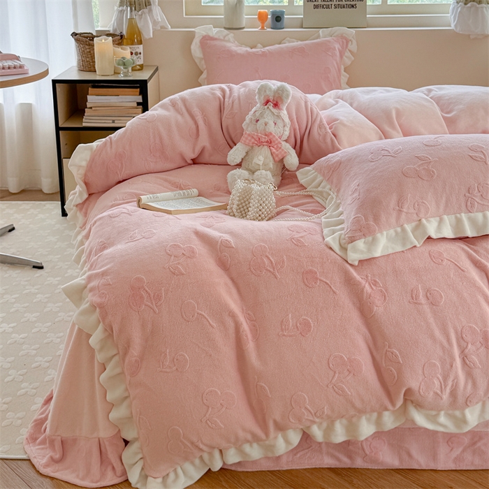 91家纺网 家纺一手货源 找家纺 潘朵拉家纺 2025高克重雕花绒樱桃琥珀系列牛奶绒四件套 樱桃琥珀粉