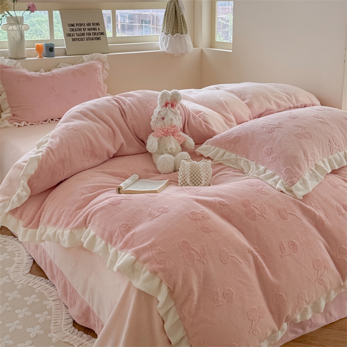 91家纺网 家纺一手货源 找家纺 潘朵拉家纺 2025高克重雕花绒樱桃琥珀系列牛奶绒四件套 樱桃琥珀粉