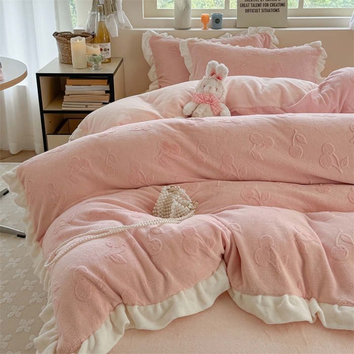 91家纺网 家纺一手货源 找家纺 潘朵拉家纺 2025高克重雕花绒樱桃琥珀系列牛奶绒四件套 樱桃琥珀粉