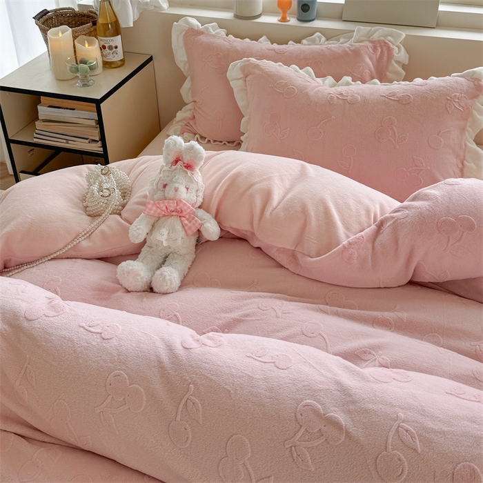 91家纺网 家纺一手货源 找家纺 潘朵拉家纺 2025高克重雕花绒樱桃琥珀系列牛奶绒四件套 樱桃琥珀粉