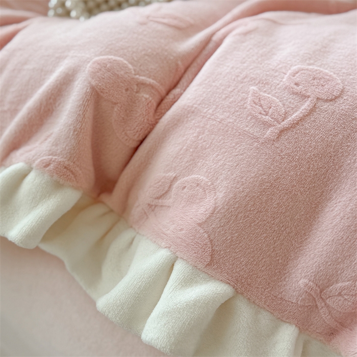 91家纺网 家纺一手货源 找家纺 潘朵拉家纺 2025高克重雕花绒樱桃琥珀系列牛奶绒四件套 樱桃琥珀粉