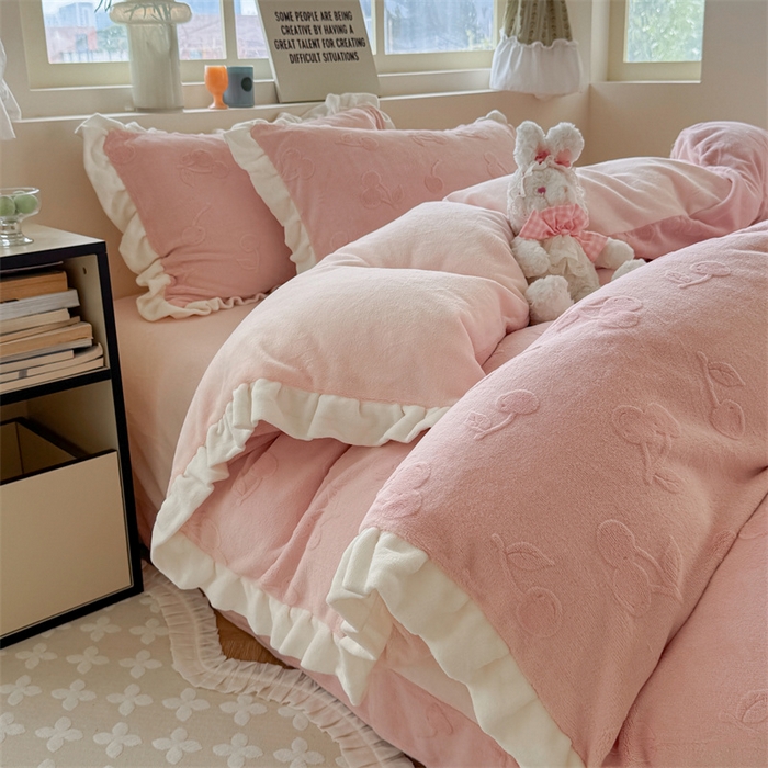 91家纺网 家纺一手货源 找家纺 潘朵拉家纺 2025高克重雕花绒樱桃琥珀系列牛奶绒四件套 樱桃琥珀粉