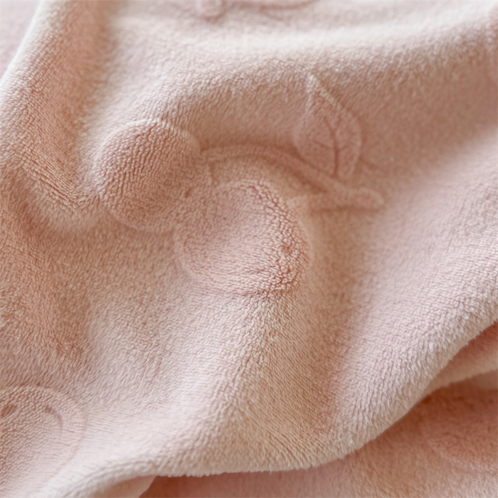 91家纺网 家纺一手货源 找家纺 潘朵拉家纺 2025高克重雕花绒樱桃琥珀系列牛奶绒四件套 樱桃琥珀粉