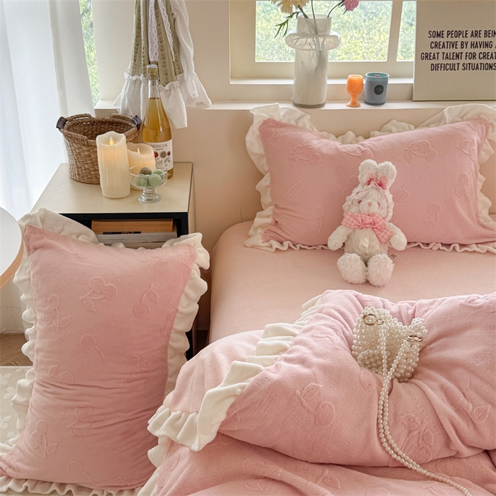 91家纺网 家纺一手货源 找家纺 潘朵拉家纺 2025高克重雕花绒樱桃琥珀系列牛奶绒四件套 樱桃琥珀粉