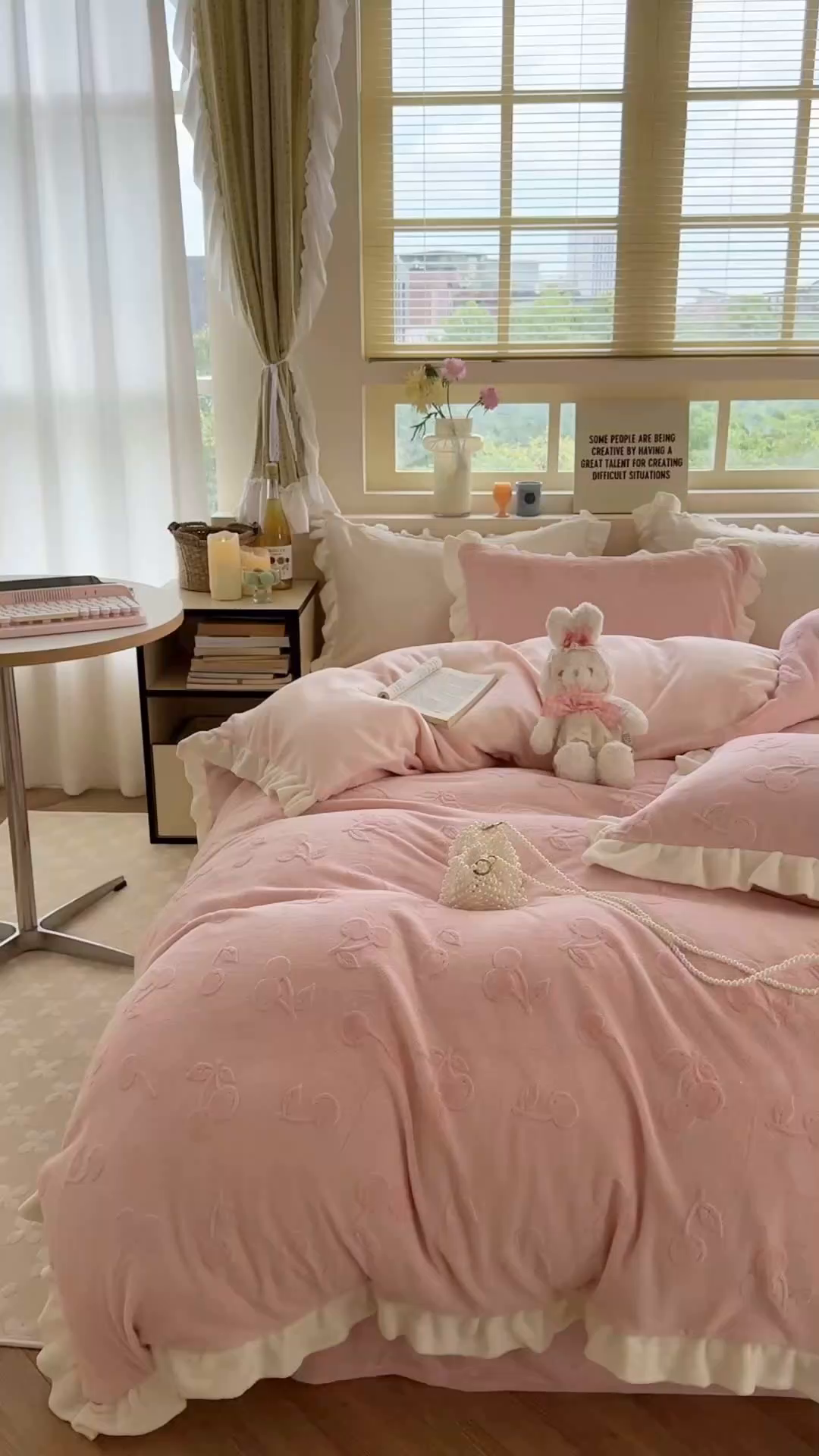 91家纺网 家纺一手货源 找家纺 潘朵拉家纺 2025高克重雕花绒樱桃琥珀系列牛奶绒四件套 樱桃琥珀粉