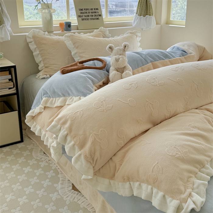 91家纺网 家纺一手货源 找家纺 潘朵拉家纺 2025高克重雕花绒樱桃琥珀系列牛奶绒四件套 樱桃琥珀黄