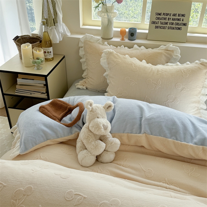 91家纺网 家纺一手货源 找家纺 潘朵拉家纺 2025高克重雕花绒樱桃琥珀系列牛奶绒四件套 樱桃琥珀黄