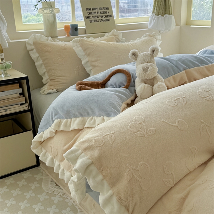 91家纺网 家纺一手货源 找家纺 潘朵拉家纺 2025高克重雕花绒樱桃琥珀系列牛奶绒四件套 樱桃琥珀黄