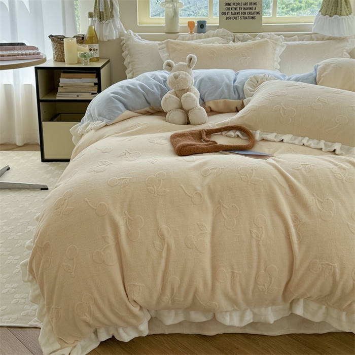 91家纺网 家纺一手货源 找家纺 潘朵拉家纺 2025高克重雕花绒樱桃琥珀系列牛奶绒四件套 樱桃琥珀黄