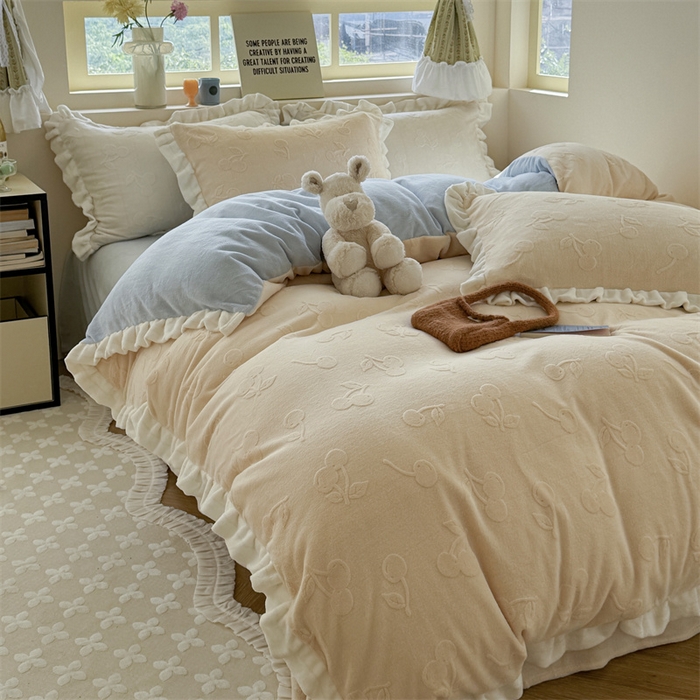 91家纺网 家纺一手货源 找家纺 潘朵拉家纺 2025高克重雕花绒樱桃琥珀系列牛奶绒四件套 樱桃琥珀黄