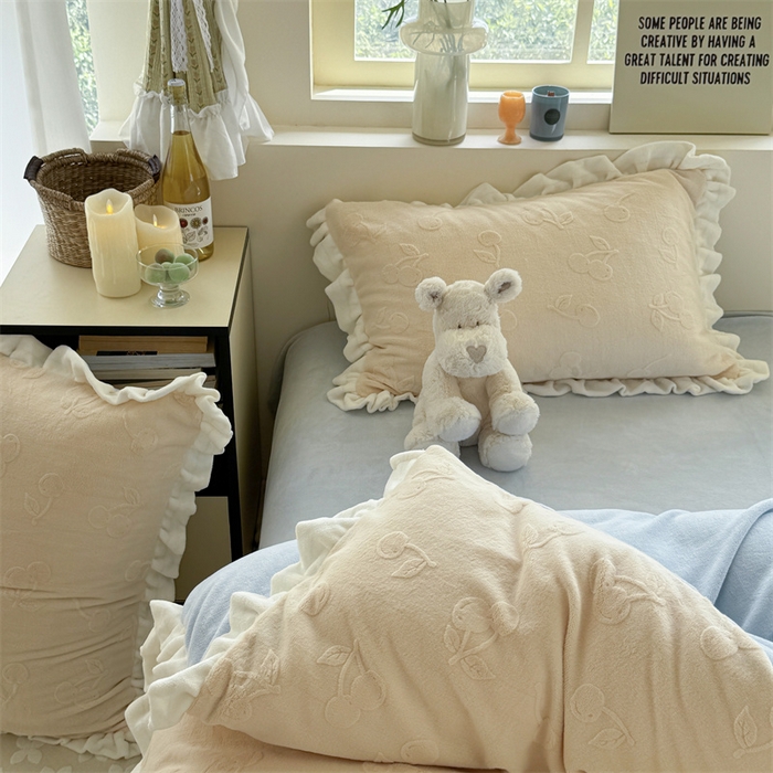 91家纺网 家纺一手货源 找家纺 潘朵拉家纺 2025高克重雕花绒樱桃琥珀系列牛奶绒四件套 樱桃琥珀黄