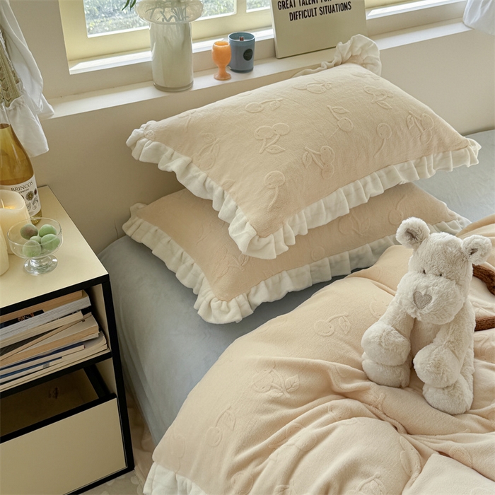 91家纺网 家纺一手货源 找家纺 潘朵拉家纺 2025高克重雕花绒樱桃琥珀系列牛奶绒四件套 樱桃琥珀黄