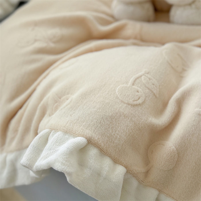 91家纺网 家纺一手货源 找家纺 潘朵拉家纺 2025高克重雕花绒樱桃琥珀系列牛奶绒四件套 樱桃琥珀黄