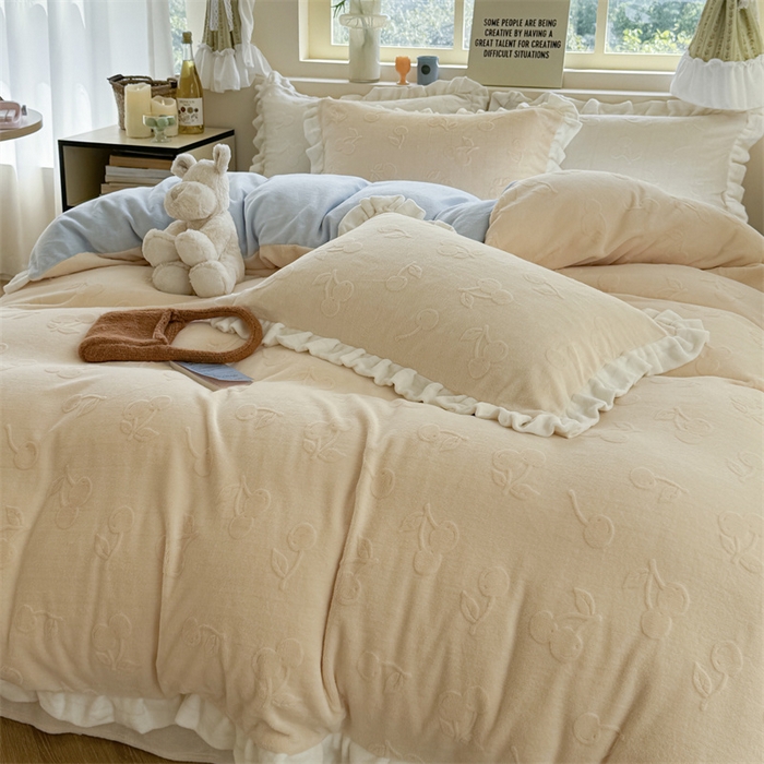 91家纺网 家纺一手货源 找家纺 潘朵拉家纺 2025高克重雕花绒樱桃琥珀系列牛奶绒四件套 樱桃琥珀黄