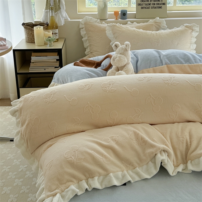 91家纺网 家纺一手货源 找家纺 潘朵拉家纺 2025高克重雕花绒樱桃琥珀系列牛奶绒四件套 樱桃琥珀黄