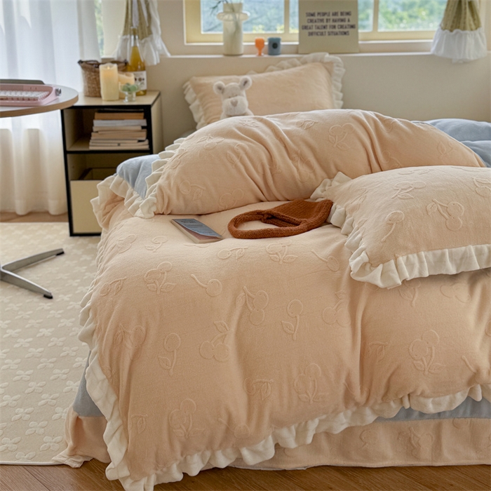 91家纺网 家纺一手货源 找家纺 潘朵拉家纺 2025高克重雕花绒樱桃琥珀系列牛奶绒四件套 樱桃琥珀黄