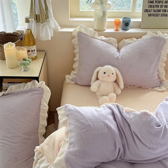 91家纺网 家纺一手货源 找家纺 潘朵拉家纺 2025高克重雕花绒樱桃琥珀系列牛奶绒四件套 樱桃琥珀紫