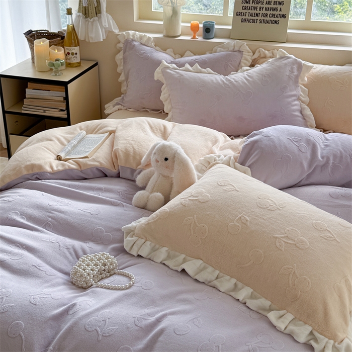 91家纺网 家纺一手货源 找家纺 潘朵拉家纺 2025高克重雕花绒樱桃琥珀系列牛奶绒四件套 樱桃琥珀紫