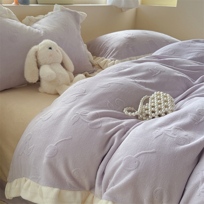 91家纺网 家纺一手货源 找家纺 潘朵拉家纺 2025高克重雕花绒樱桃琥珀系列牛奶绒四件套 樱桃琥珀紫