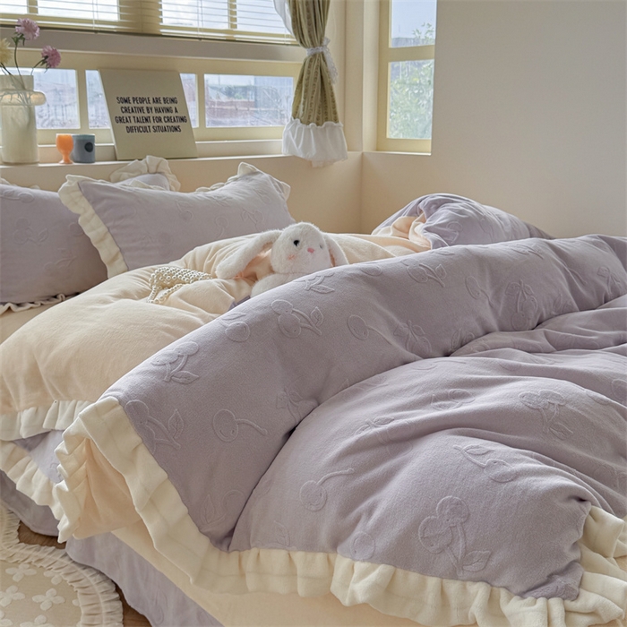 91家纺网 家纺一手货源 找家纺 潘朵拉家纺 2025高克重雕花绒樱桃琥珀系列牛奶绒四件套 樱桃琥珀紫