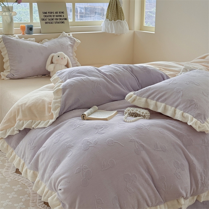 91家纺网 家纺一手货源 找家纺 潘朵拉家纺 2025高克重雕花绒樱桃琥珀系列牛奶绒四件套 樱桃琥珀紫