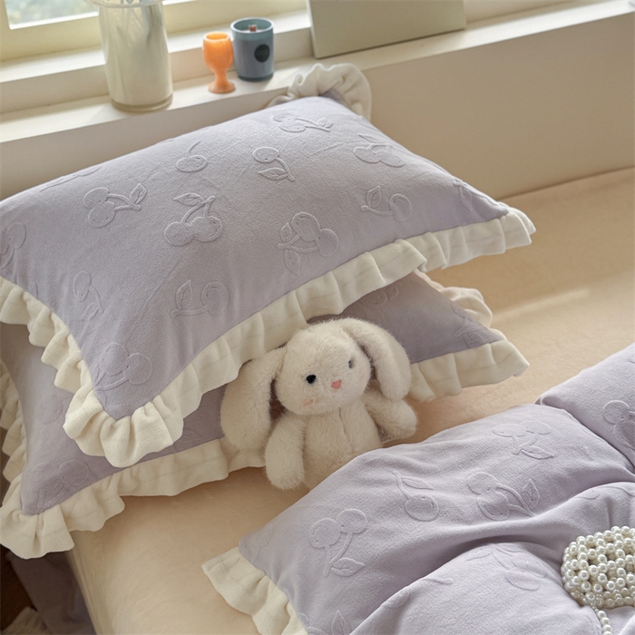 91家纺网 家纺一手货源 找家纺 潘朵拉家纺 2025高克重雕花绒樱桃琥珀系列牛奶绒四件套 樱桃琥珀紫