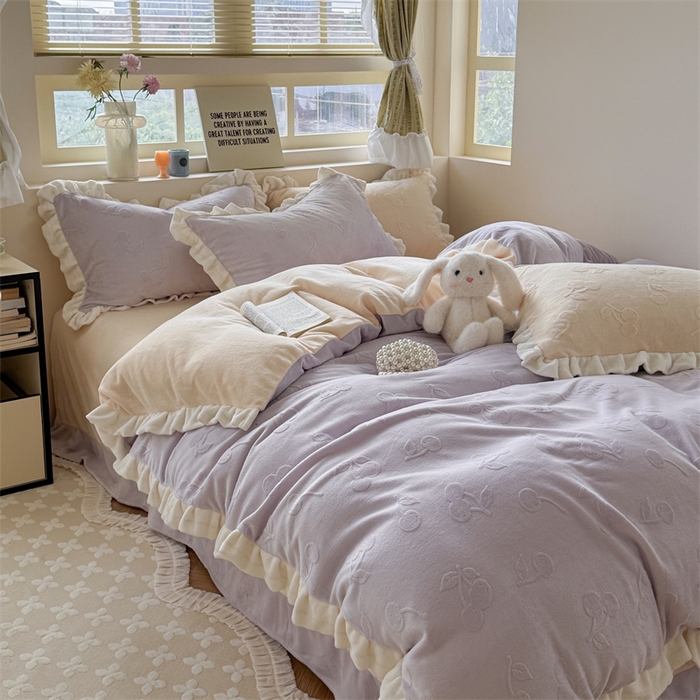 91家纺网 家纺一手货源 找家纺 潘朵拉家纺 2025高克重雕花绒樱桃琥珀系列牛奶绒四件套 樱桃琥珀紫