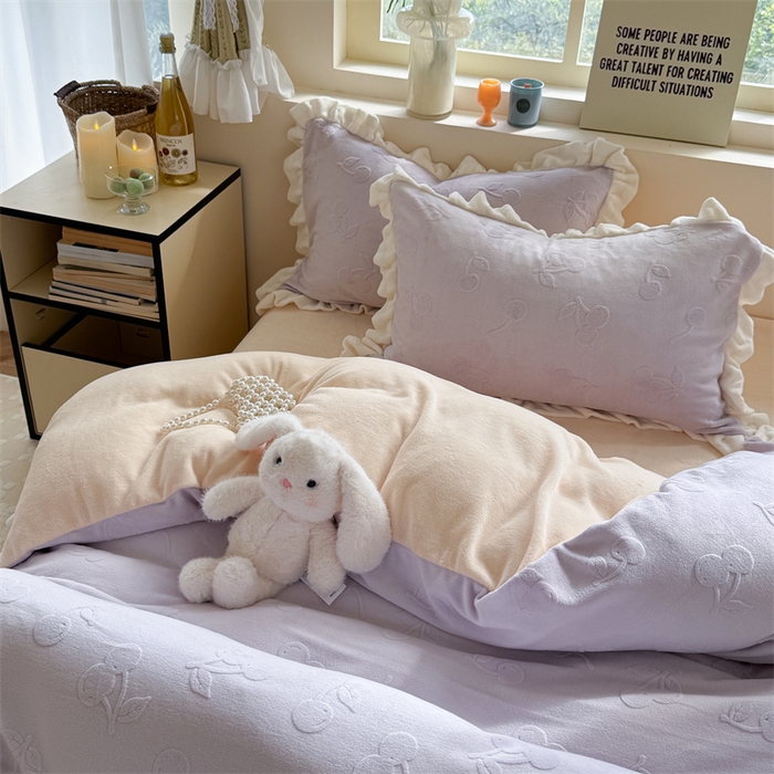 91家纺网 家纺一手货源 找家纺 潘朵拉家纺 2025高克重雕花绒樱桃琥珀系列牛奶绒四件套 樱桃琥珀紫