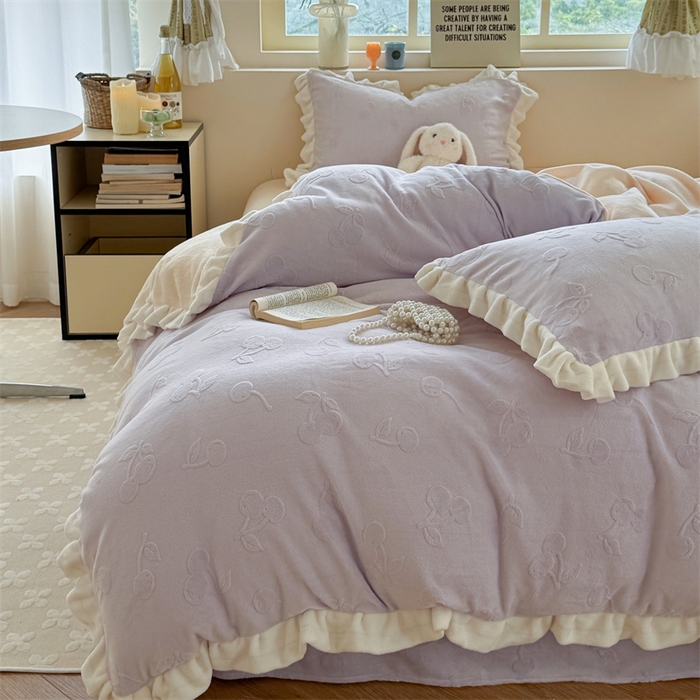 91家纺网 家纺一手货源 找家纺 潘朵拉家纺 2025高克重雕花绒樱桃琥珀系列牛奶绒四件套 樱桃琥珀紫