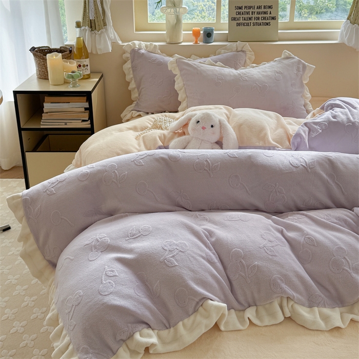 91家纺网 家纺一手货源 找家纺 潘朵拉家纺 2025高克重雕花绒樱桃琥珀系列牛奶绒四件套 樱桃琥珀紫