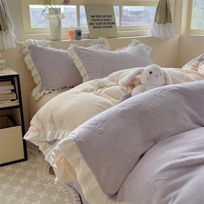 91家纺网 家纺一手货源 找家纺 潘朵拉家纺 2025高克重雕花绒樱桃琥珀系列牛奶绒四件套 樱桃琥珀紫