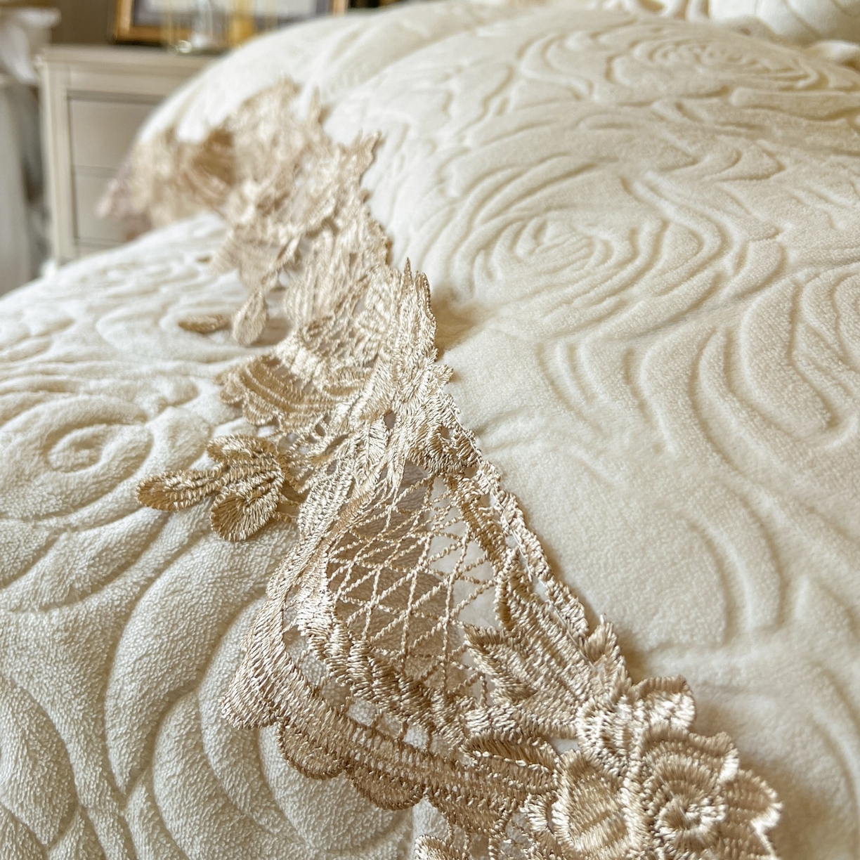 91家纺网 家纺一手货源 找家纺 （总）恋尚 2025新款雕花牛奶绒罗曼蒂克系列四件套（控价290）