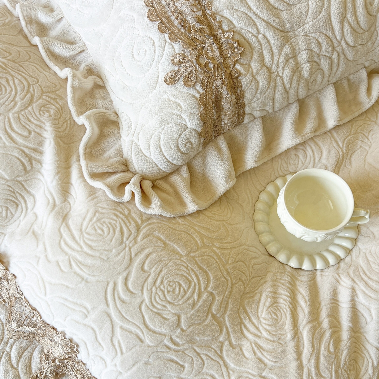 91家纺网 家纺一手货源 找家纺 （总）恋尚 2025新款雕花牛奶绒罗曼蒂克系列四件套（控价290）