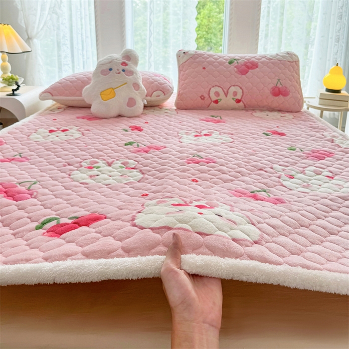 91家纺网 家纺一手货源 找家纺 优选 2025热款外贸跨境电商热销款冬季加厚牛奶绒印花床垫床垫学生单人宿舍上下铺 樱桃小兔