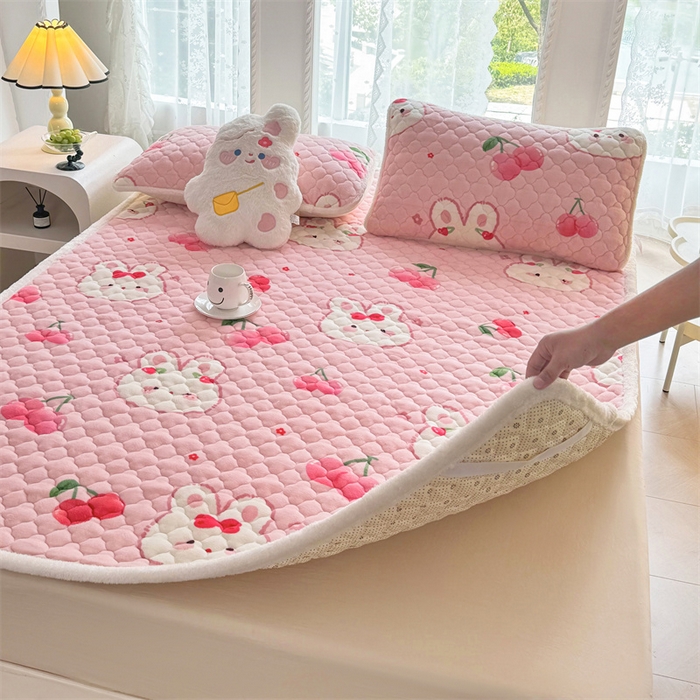 91家纺网 家纺一手货源 找家纺 优选 2025热款外贸跨境电商热销款冬季加厚牛奶绒印花床垫床垫学生单人宿舍上下铺 樱桃小兔