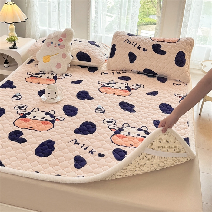 91家纺网 家纺一手货源 找家纺 优选 2025热款外贸跨境电商热销款冬季加厚牛奶绒印花床垫床垫学生单人宿舍上下铺 可爱奶牛