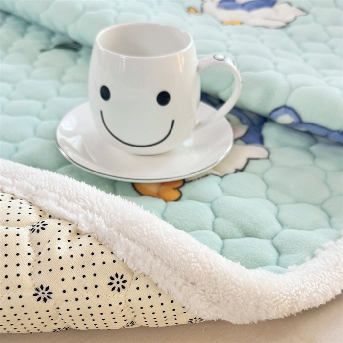 91家纺网 家纺一手货源 找家纺 优选 2025热款外贸跨境电商热销款冬季加厚牛奶绒印花床垫床垫学生单人宿舍上下铺 顽皮小鸭